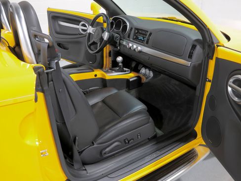 Used 2005 Chevrolet SSR w/ Preferred Equipment Group image 4