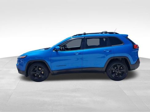 Used 2018 Jeep Cherokee Latitude w/ Altitude Package FWD image 7