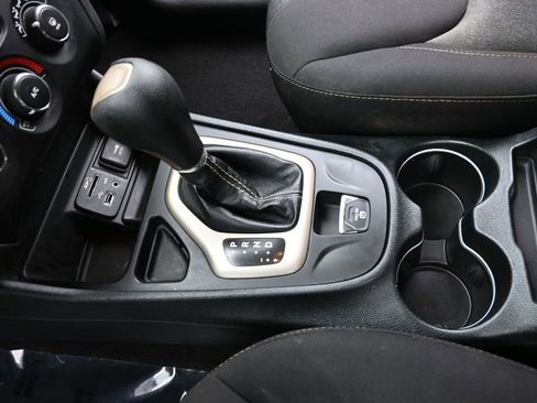 Used 2018 Jeep Cherokee Latitude w/ Altitude Package FWD image 12
