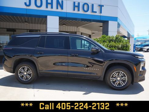 Used 2025 Chevrolet Traverse LT FWD image 8