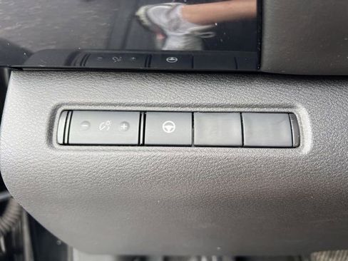 Used 2024 Nissan Pathfinder SV image 10