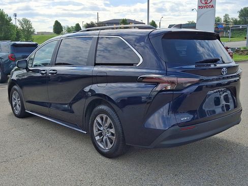 Certified 2025 Toyota Sienna XLE FWD image 4