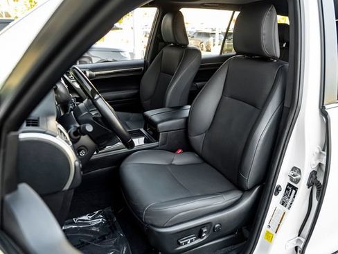Used 2023 Lexus GX 460 Premium w/ Accessory Package AWD/4WD image 17