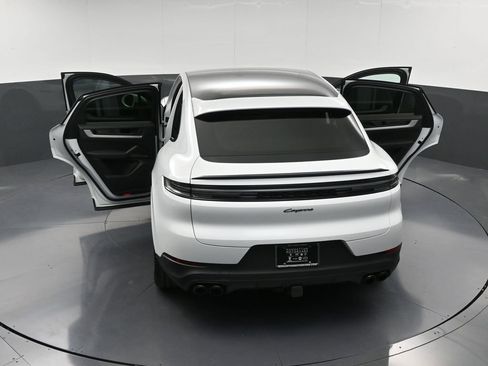 Certified 2024 Porsche Cayenne Coupe AWD/4WD image 35