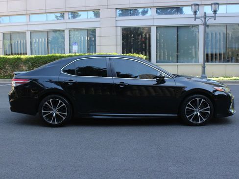 Used 2018 Toyota Camry SE w/ Moonroof Package FWD image 6