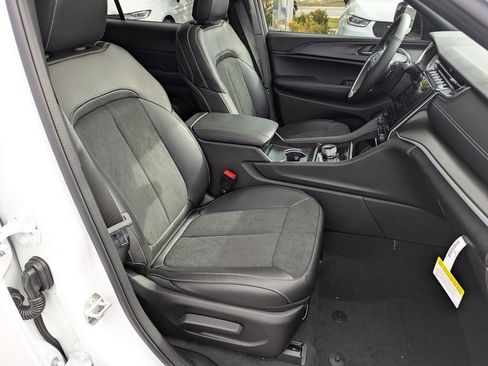 New 2025 Jeep Grand Cherokee L Altitude image 39