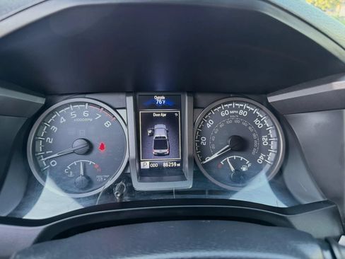 Used 2017 Toyota Tacoma TRD Off-Road w/ Tow Package (A/T) AWD/4WD image 23