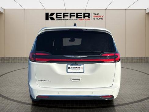 New 2026 Chrysler Pacifica Select image 4