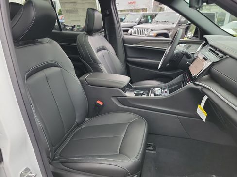 New 2026 Jeep Grand Cherokee Limited w/ Luxury Tech Group II RWD image 13