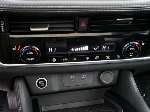 Used 2023 Nissan Rogue SL image 25