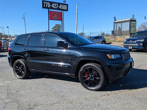 Used 2018 Jeep Grand Cherokee Altitude image 3