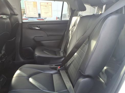Used 2024 Toyota Highlander XLE image 25