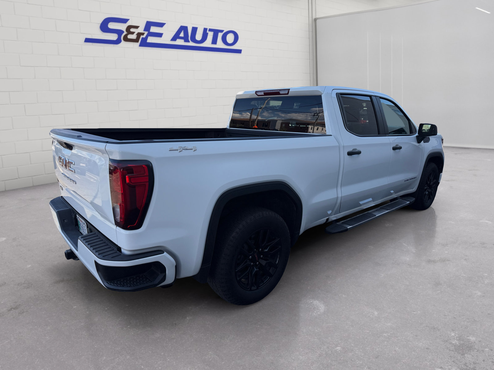 Used 2024 GMC Sierra 1500 Pro w/ Graphite Edition AWD/4WD image 4