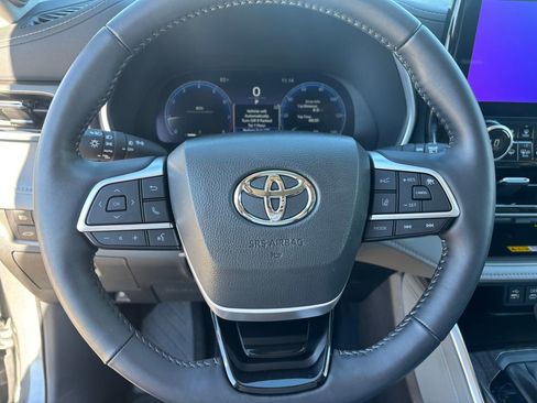 Certified 2025 Toyota Highlander Limited image 17