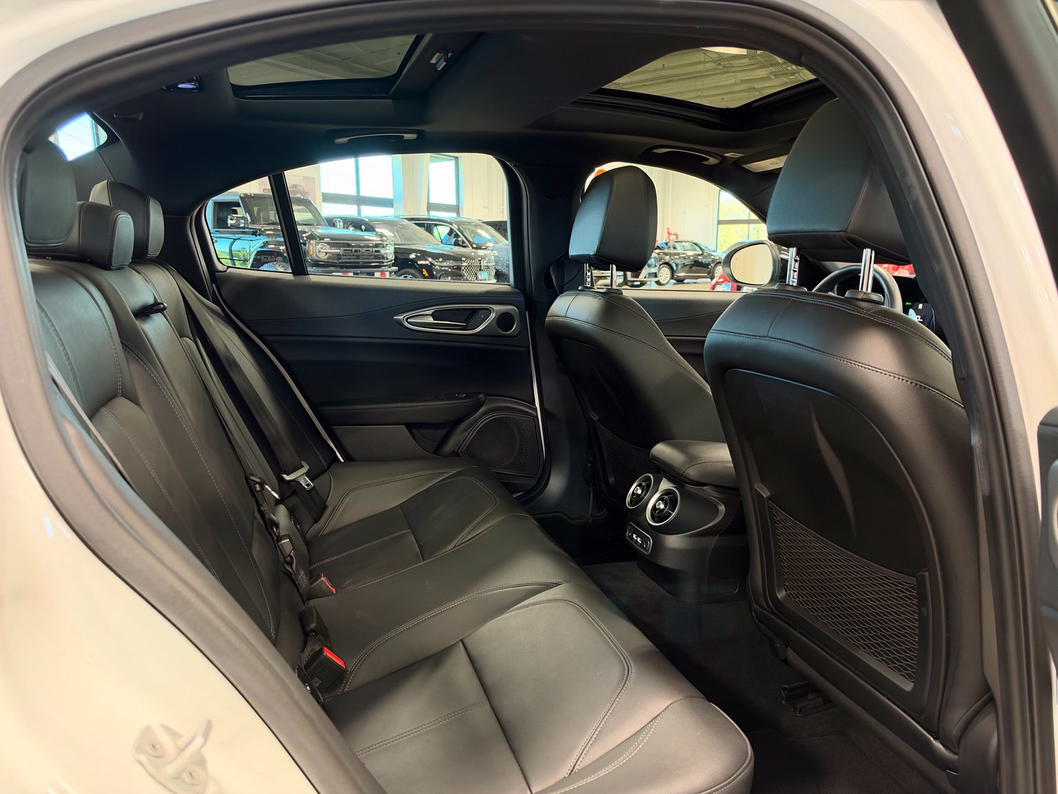 Used 2025 Alfa Romeo Giulia RWD image 37
