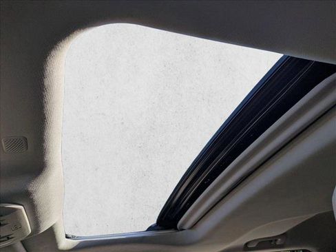 Used 2022 Toyota Highlander XLE FWD image 13