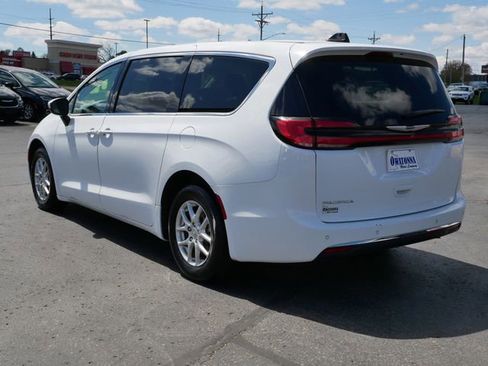 Used 2023 Chrysler Pacifica Touring-L FWD image 3