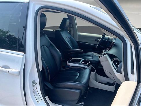 Used 2024 Chrysler Pacifica Touring-L FWD image 33
