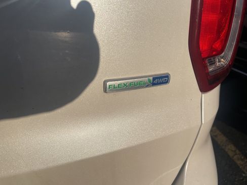 Used 2016 Ford Explorer XLT w/ Equipment Group 202A image 5