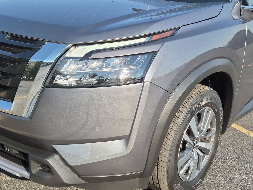 Used 2025 Nissan Pathfinder SL AWD/4WD image 9