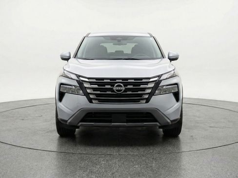 Used 2025 Nissan Rogue SV image 2