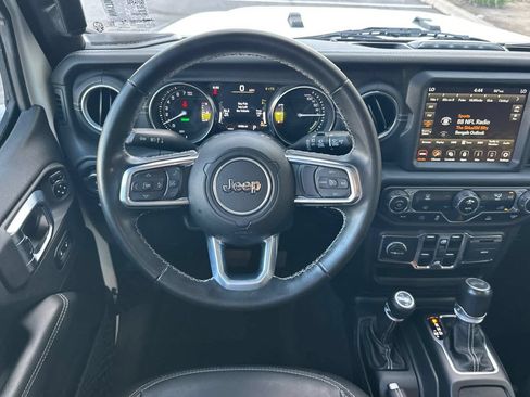 Used 2022 Jeep Wrangler Unlimited Sahara AWD/4WD image 15