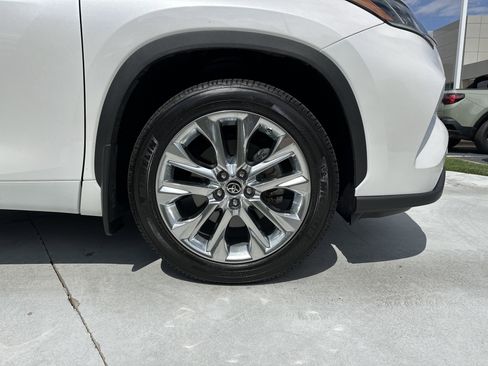 Used 2024 Toyota Highlander Limited image 13