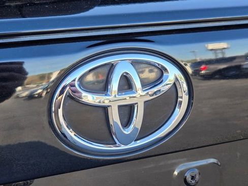Used 2021 Toyota RAV4 XLE FWD image 16