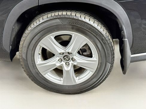 Used 2023 Toyota Highlander LE AWD/4WD image 9