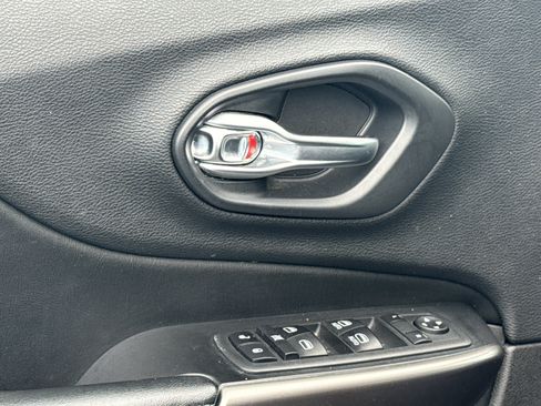 Used 2020 Jeep Cherokee Latitude FWD image 14