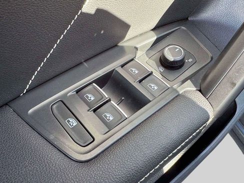 Used 2023 Volkswagen Tiguan SE image 17