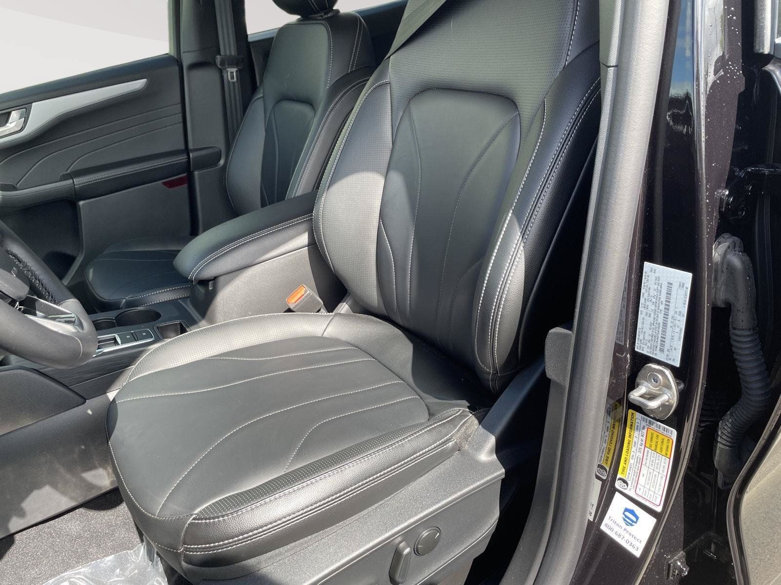 Used 2026 Ford Escape Platinum w/ Premium Technology Package AWD/4WD image 3