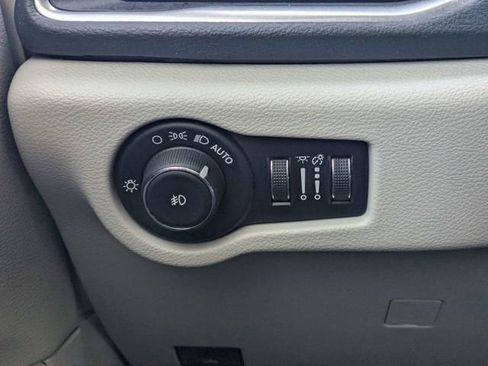 Used 2020 Chrysler Pacifica Limited image 28