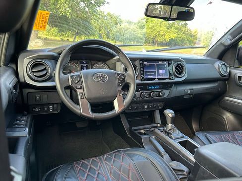 Used 2022 Toyota Tacoma TRD Off-Road w/ Technology Package AWD/4WD image 12