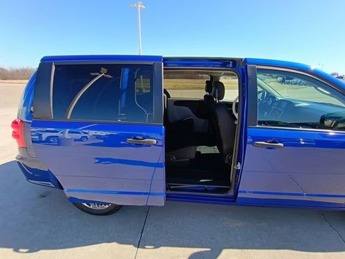 Used 2019 Dodge Grand Caravan SE w/ UConnect Hands-Free Group image 15