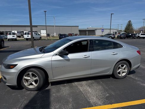 Used 2018 Chevrolet Malibu LS image 2