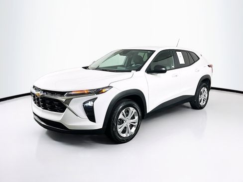 Used 2025 Chevrolet Trax LS FWD image 3
