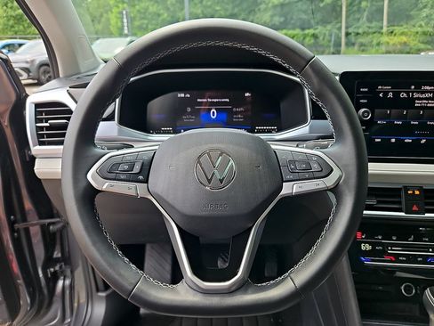 Certified 2025 Volkswagen Taos SE w/ Panoramic Sunroof Package AWD/4WD image 20