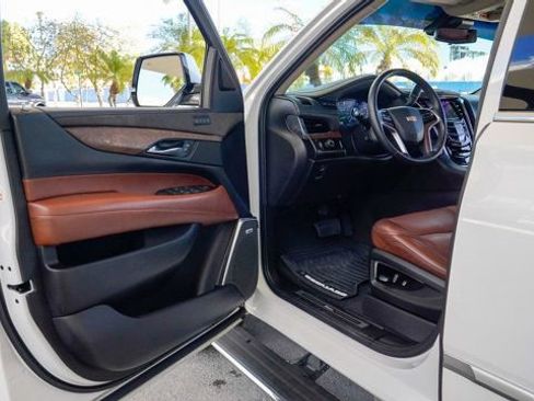 Used 2019 Cadillac Escalade ESV Premium Luxury image 41