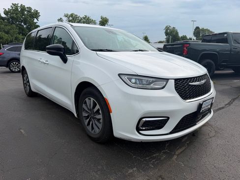 Used 2024 Chrysler Pacifica Limited FWD image 4