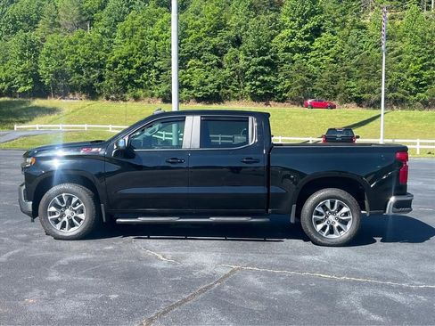 Used 2022 Chevrolet Silverado 1500 LT AWD/4WD image 2