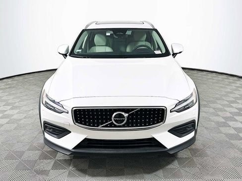 Used 2025 Volvo V60 B5 Cross Country Ultra w/ Climate Package image 2