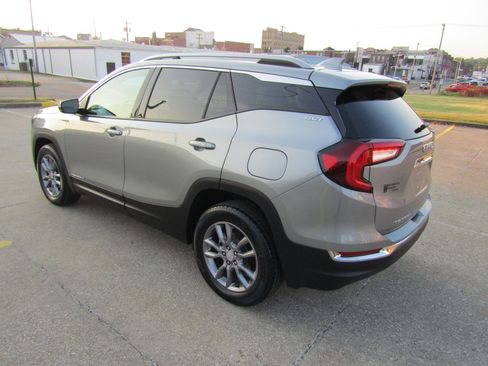 Used 2024 GMC Terrain SLT image 5