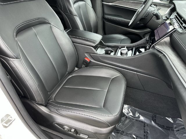 Used 2024 Jeep Grand Cherokee Limited AWD/4WD image 29