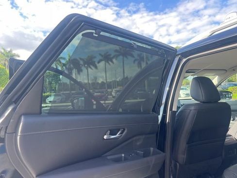 Used 2025 Nissan Pathfinder SL w/ Black Appearance Package image 37