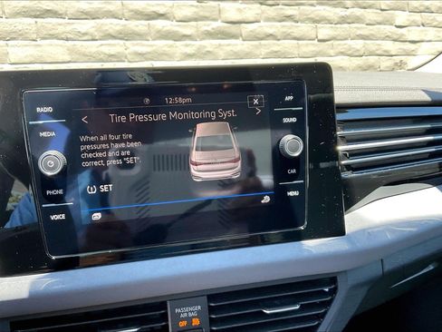 Used 2025 Volkswagen Jetta SE FWD image 21