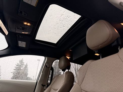 Used 2022 Toyota Sienna Limited image 25