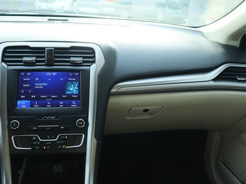 Used 2019 Ford Fusion SE image 40