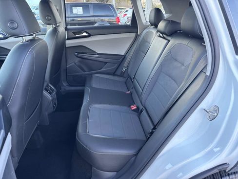 Used 2022 Volkswagen Taos SE w/ Panoramic Sunroof Package image 14