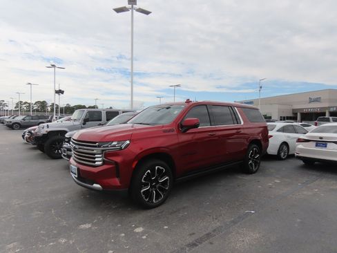 Used 2022 Chevrolet Suburban High Country RWD image 2